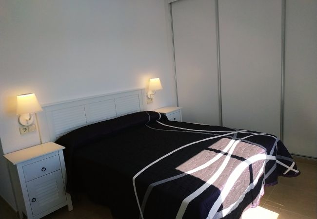 Dormitorio con cama de matrimonio para 2 personas