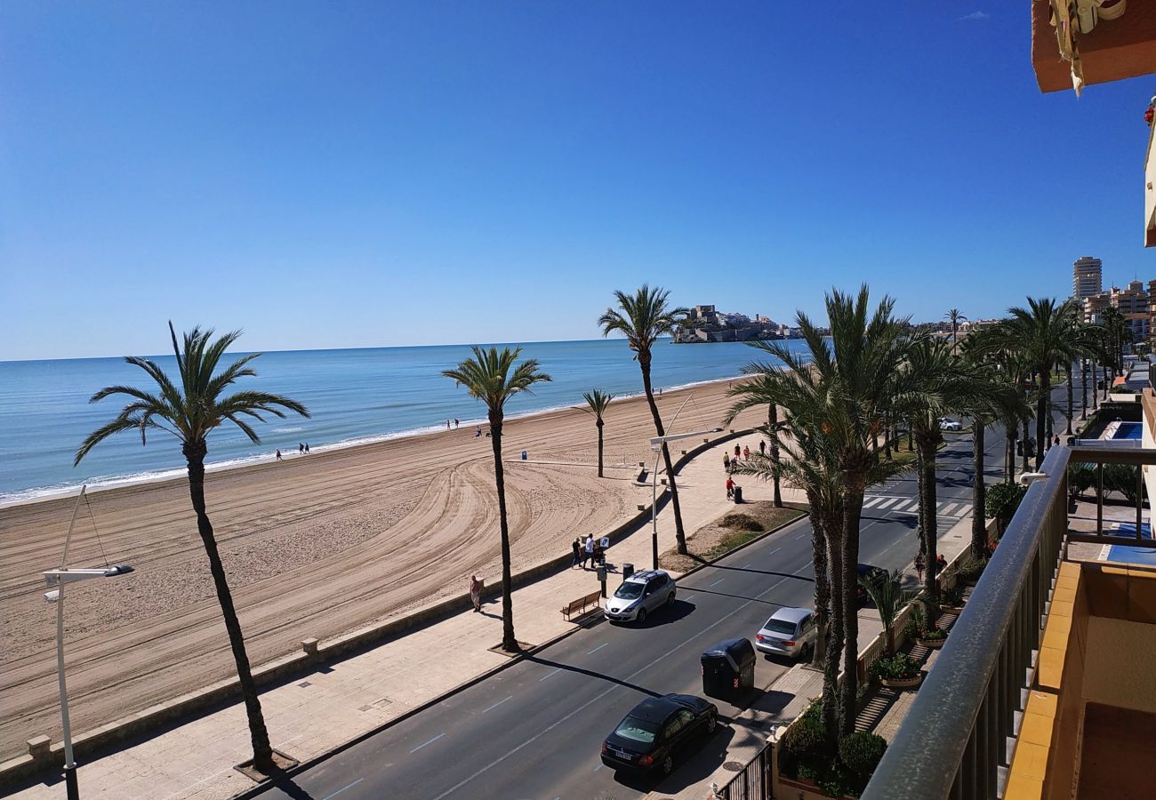 Desde la terraza del apartamento se puede ver el castillo medieval de Peñiscola