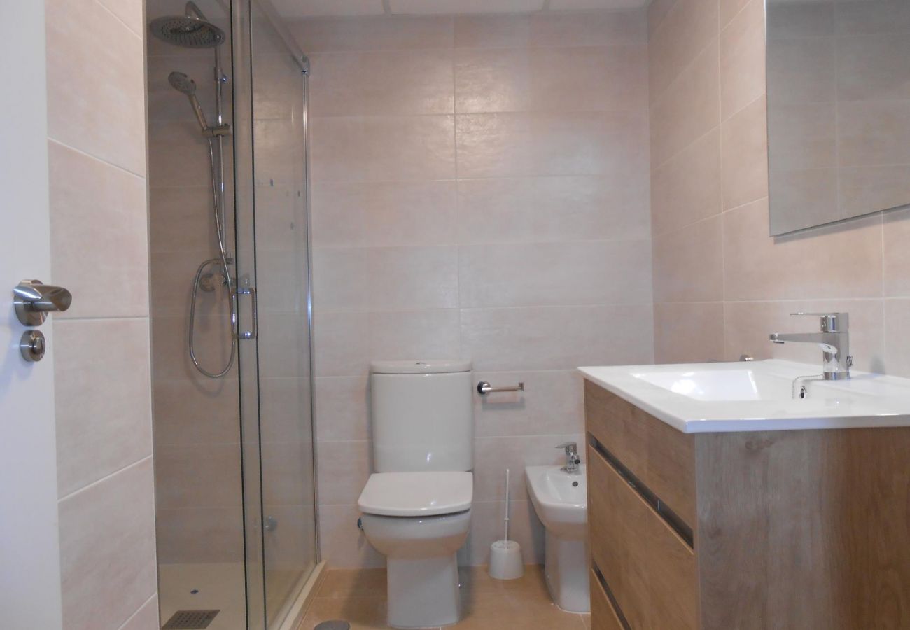 baño nuevo, ducha, playa, primera línea de playa, familiar, apartamento nuevo