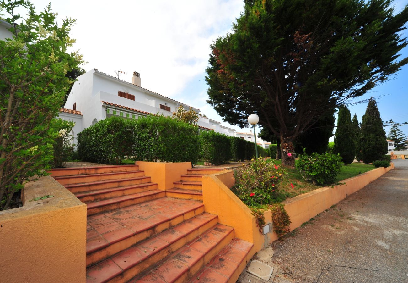 jardín, piscinas, zona deportiva, tenis, tranquilidad, familias, niños