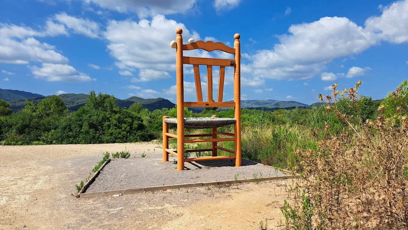 visitar-la-silla-gigante-naranja