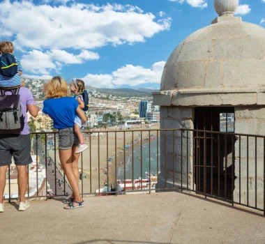 niños con sus padres en el castillo de peñiscola